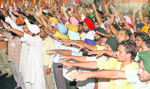 Young farmers vow to take on drug smugglers and peddlers in Punjab, at a function organised by the BKU (Rajewal) near Khanna on Tuesday. 