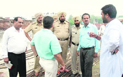 Honey Bedi (right), son of MLA Harish Bedi, and Vicky Sharma argue with MC tehbazaari wing officials over removal of an illegal neon hoarding in Ludhiana
