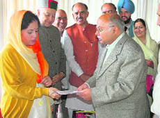 Members of the Amarnath Sangharsh Samiti, Himachal Pradesh, submit a memorandum to Lok Sabha member Pratibha Singh at Shimla on Thursday.  