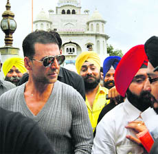 Actor Akshay Kumar on his way to attend a meeting with Delhi Sikh Gurdwara Management Committee members in connection with the controversy regarding his new film 'Singh is King' at Rakabganj Gurdwara in New Delhi on Thursday.