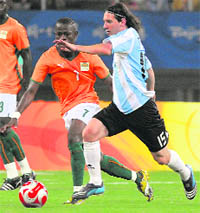 Lionel Messi (R) of Argentina vies with Kafoumba Coulibaly of Ivory Coast during their 2008 Beijing Olympic Games first round football match at the Shanghai stadium, on Thursday.