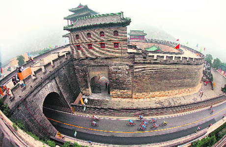 Road cyclists take part in a practice session near the Great Wall of China in Badaling, 78 km north of Beijing, on Thursday on the eve of the opening ceremony of the Beijing Olympic Games. 