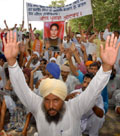 Kin of the deceased Surjeet Singh protesting outside the Mini-secretariat in Bathinda on Friday.