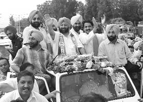 Congress workers welcome former Punjab Chief Minister Capt Amarinder Singh at Shambhu barrier in Rajpura