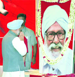 Prime Minister Manmohan Singh pays tribute to Harkishan Singh Surjeet at a prayer meeting in New Delhi on Friday. 