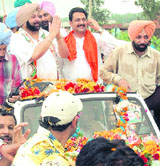 Capt Amarinder Singh, former Chief Minister and newly appointed chairman of the Election Campaigning Committee of the PPCC, thanks his supporters at Sambhu barrier of Patiala on Friday.