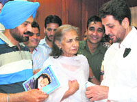 Late Harpal Tiwanas wife Neena Tiwana flanked by Pammi Bai (left) and Gurdas Mann at the release of his biography at a function here on Friday.