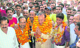 Newly appointed president of the Himachal Pradesh Congress Committee Kaul Singh being given a rousing reception by Congress workers near Nurpur on Saturday.