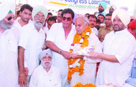 PPCC working president Mohinder Singh Kaypee being welcomed in Jalandhar