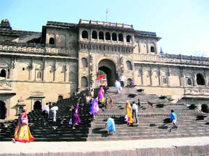 The Maheshwar temple is said to have inspired the motifs of the famous saris, which are named after it