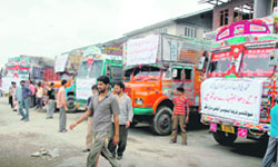 Fruit-laden trucks brace up for Mondays Muzaffarabad chalo march at Srinagars Parampora fruit mandi 