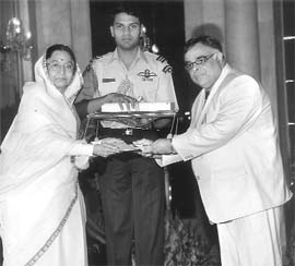 Dr Anupam Sachdeva receives an award from President Pratibha Patil.