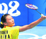 China's Zhang Ning plays a shot against Thailand's Salakjit Ponsana during their women's singles second round badminton match on Sunday. Zhang won the match 21-23, 21-17, 21-7. 