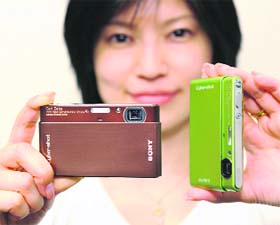 A Sony employee displays the new ultra-slim digital camera "Cybershot DSC-T77", equipped with a 10.1 mega-pixel CCD and a 6.18 - 24.7mm/F3.5 - 4.6 zoom lens on its stylish body in thickness of 13.9mm at the company's headquarters in Tokyo