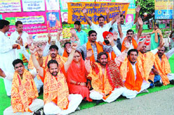 Activists of the youth wing of Shiv Sena raise slogans against J&K government in Amritsar. 