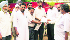 Office-bearers of the Mazdoor Mulazim Talmel Committee hand over memorandum to naib tehsildar Manjit Singh in Mandi Ahmedgarh on Tuesday.