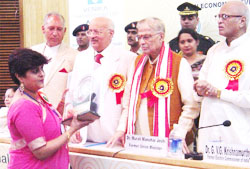 Beena Rao (left) receiving the Shiksha Bharti Puraskar