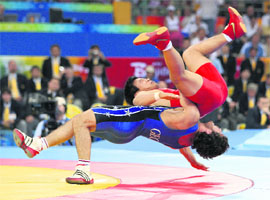 Chang Yongxiang of China (top) competes against Manuchar Kvirkelia of Georgia in the men's Greco-Roman 74 kg wrestling category of the 2008 Beijing Olympic Games on Wednesday.