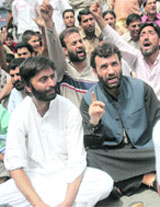 KLF chairman Yaseen Malik and senior Hurriyat leader Javed Ahmad Mir lead hundred of protesters in offering prayers at Lal Chowk in Srinagar