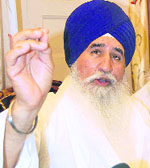 Giani Joginder Singh Vedanti adresses media persons in Amritsar