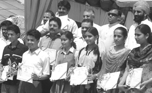 Students with dignitaries after getting commendation certificates on the occasion of Independence Day at Panchkula.
