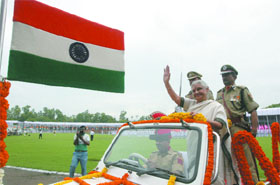 Chief Minister Sheila Dikshit inspects the guard of honour during the 61st Independence Day celebration at Chhatrasal Stadium.