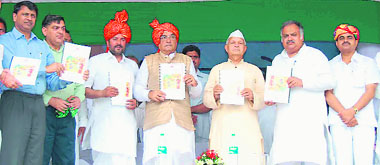 Haryana Chief Minister Bhupinder Singh Hooda launches the Jacha Bacha scheme on the occasion of Independence Day at Palwal.