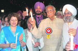 Pakistani delegates, founder of Hind-Pak Dosti Manch Kuldip Nayar and BJP MP Navjot Singh Sidhu at the Attari-Wagah joint check-post on Thursday midnight. 