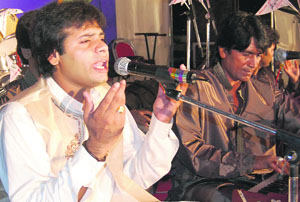 Pakistani singer Aamir Ali performs at the 14th candlelight vigil function on Thursday to celebrate the Independence Day of India and Pakistan.