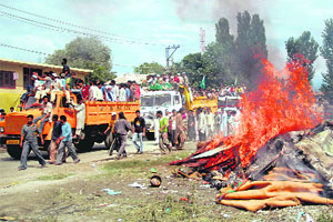 People head towards Pampore, on the outskirts of Srinagar, to pay tributes to late Hurriyat leader Sheikh Aziz and to attend a public rally on Saturday.
