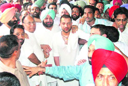 Capt Amarinder Singh along with his supporters enter the district courts complex to face a trial in the City Centre Scam in Ludhiana