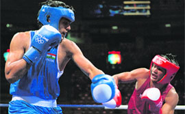 Thailands Angkan Chomphuphuang (R) fights against Indias Vijender Kumar during their 2008 Olympic Games Middleweight (75 kg) boxing bout on Saturday in Beijing