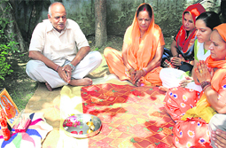 Boxer Akhils parents and other family members offer prayers for his success at the Beijing Olympics, at their residence in Rohtak on Sunday.