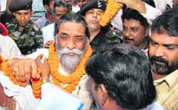 Jharkhand Mukti Morcha president Shibu Soren arrives to attend a meeting with party legislators to decide on support to the Madhu Koda-led UPA government in the Jharkhand, in Ranchi on Sunday.  PTI