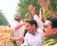 Capt Amarinder Singh being received by Congress leaders of Doraha on Saturday after being appointed chairman of the campaign committee of the party for the forthcoming parliamentary elections.