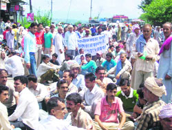 Farmers from different parts of lower Kangra district stage a dharna on the Pathankot-Mandi national highway at Jassur in Nurpur on Monday. 