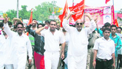 Shiv Sena activists hold a dharna and block traffic at Bharat Nagar Chowk in Ludhiana on Monday. Photo:Sayeed Ahmed