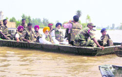 Chief Minister Parkash Singh Badal and irrigation minister Janmeja Singh Sekhon visit flood-hit areas of Makhu in Ferozepur