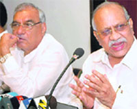 Union minister for new and renewable energy Vilas Muttemwar makes a point at a press conference while Chief Minister Bhupinder Singh Hooda looks on at Haryana Niwas in Chandigarh on Tuesday.