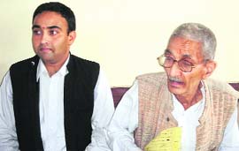 State president of the VHP Vishnu Dutt Sharma (right) addresses a press conference at Dharamsala on Wednesday