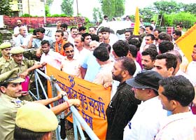 Members of the Amarnath Shrine Board Samiti, Nurpur, forcing the police to arrest them in front of the SDM court