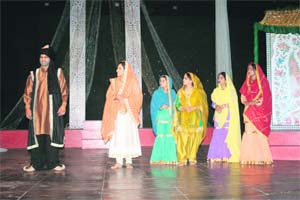 Manveen Sandhus play Moran Sarkar throws light on the life of Moran, the dancing girl
