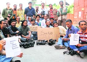 Kashmir-based mediapersons protest in Srinagar against the beating up of scribes by the CRPF