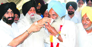 Punjab cooperation minister Capt Kanwaljit Singh with striking farmers in Sohana on Sunday.