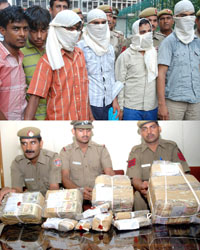 The robbers arrested by the crime branch (top); Police officials display the money recovered from them in New Delhi
