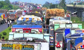Trucks come to a grinding halt at Durgapur Expressway at Memari in Bardhaman