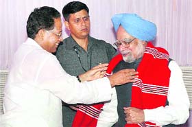 Prime Minister Manmohan Singh being felicitated by Chief Minister of Assam Tarun Gogoi at the foundation stone laying ceremony of Jorhat Medical College at Jorhat