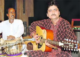Sanjiv Kohli and Mahendra Prasad Sharma (on tabla) regale the audience in Chandigarh