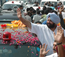 Former Chief Minister Amarinder Singh being welcomed by Congress workers in Jalandhar on Tuesday. 