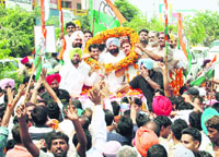 A view of Congress supporters welcoming former Chief Minister Amarinder Singh in Amritsar on Tuesday.